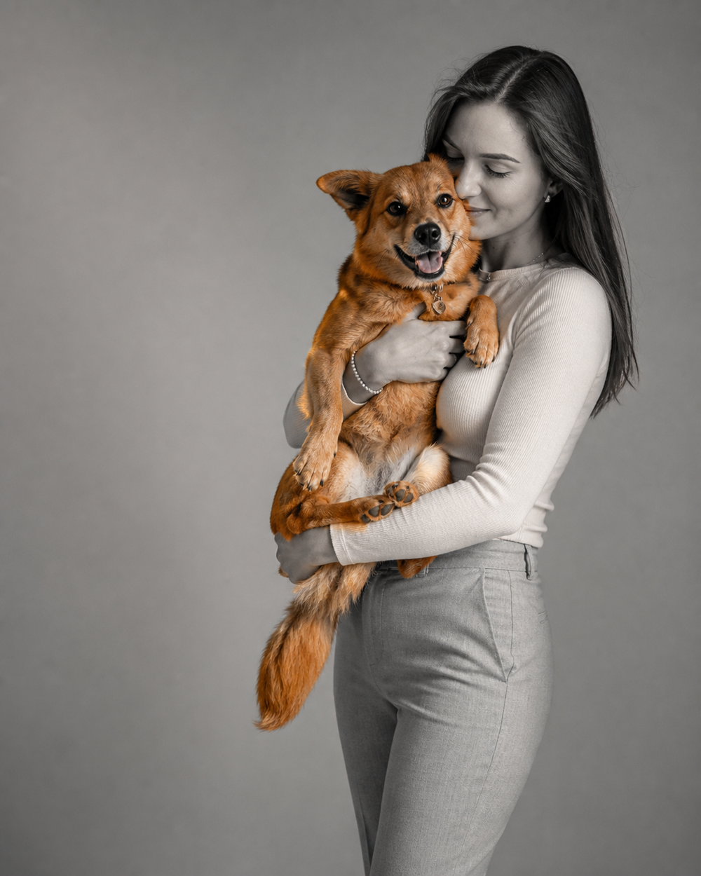 Persona abrazando a su perro en un retrato de estudio